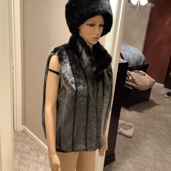 Elegant Black Faux Fur Vest Size Large - Picture 3 of 16